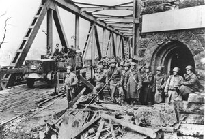 Bundesarchiv_Bild_173-0422,_Remagen,_beschädigte_Brücke (1).jpg