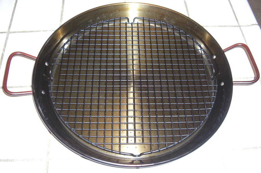 02 Paella Pan and Cooling Rack.JPG