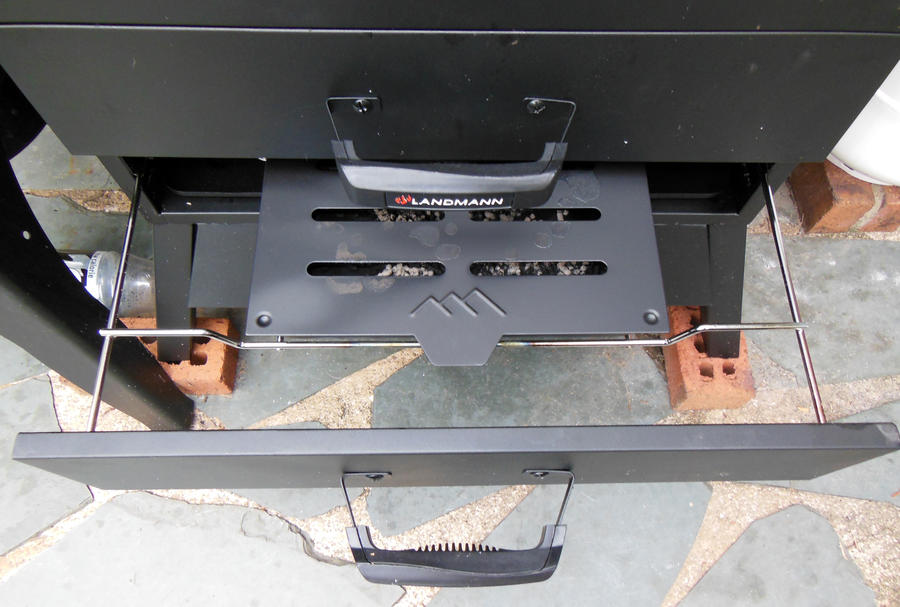 7-3895GWLA Smoker - Chip Drawer.JPG