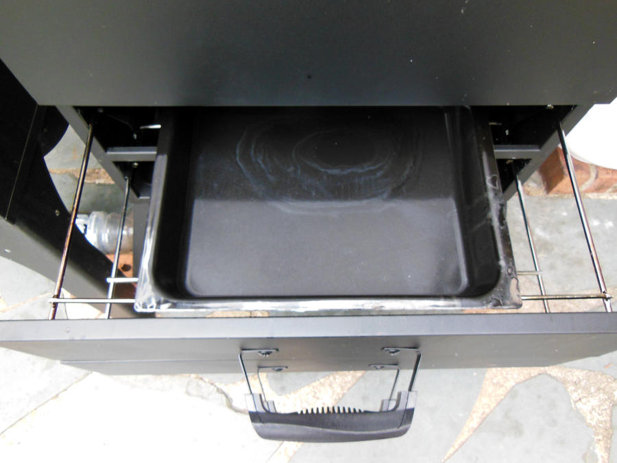8-3895GWLA Smoker - Water pan drawer.JPG