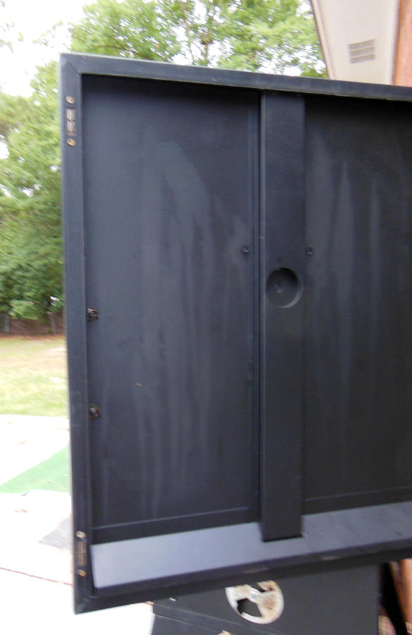 9a-3895GWLA Smoker - door magnets.JPG