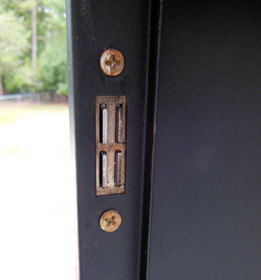 9b-3895GWLA Smoker - Magnets.JPG