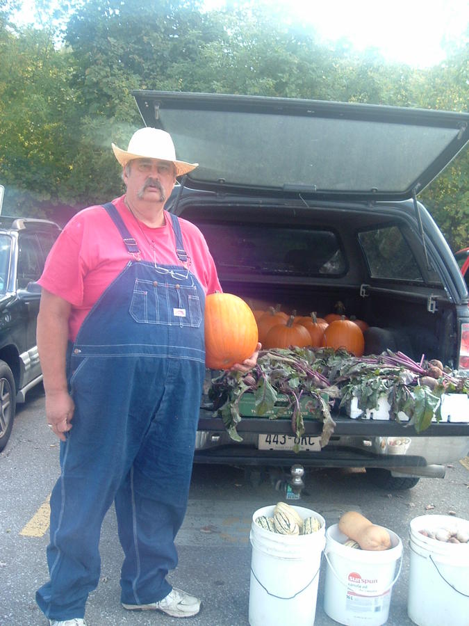 bubba veggie seller 002.JPG