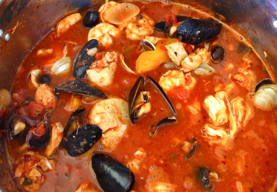 Cioppino in pot._2.jpg