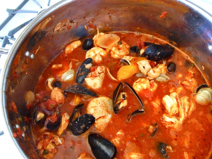 Cioppino in pot..jpg