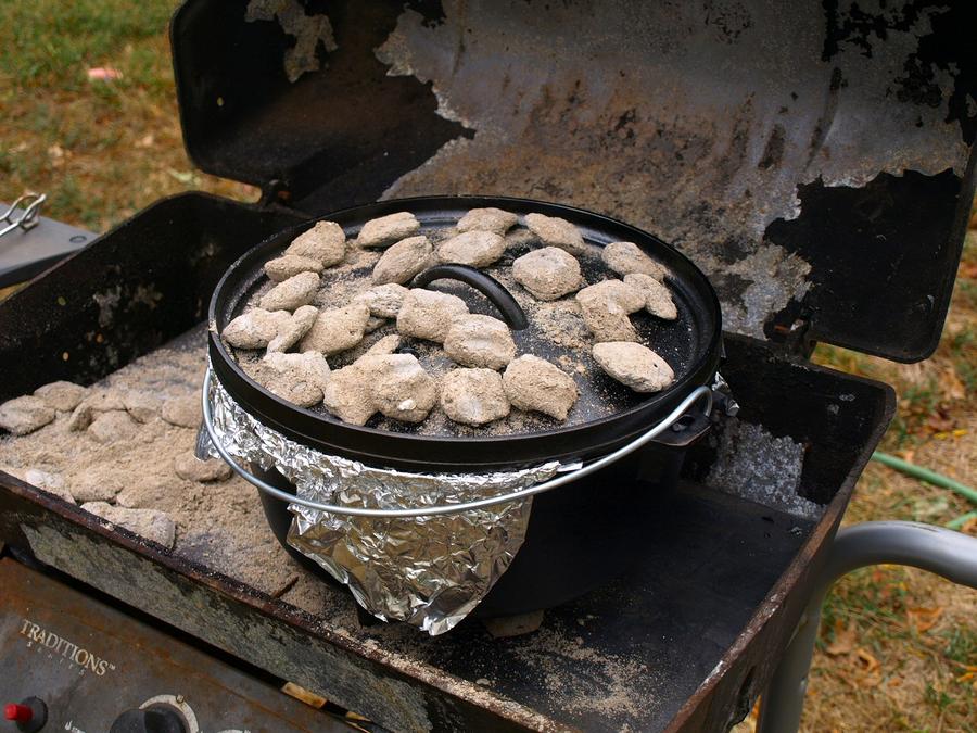 dutch oven cake baking 10-8-2011.jpg