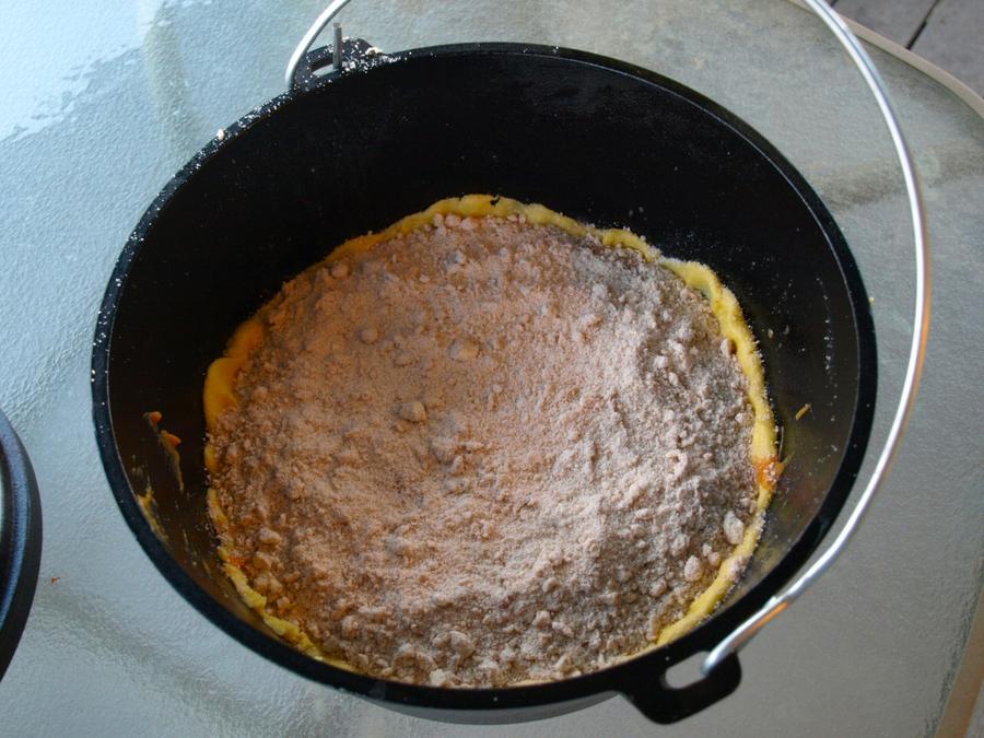 Dutch oven pie ready to bake 10-18-2011.jpg