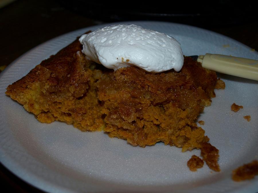 Dutch oven pumpkin pie ready to eat 10-18-2011.jpg