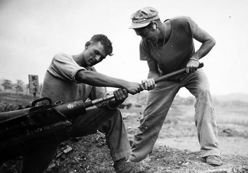 Okinawa_Pack_Howitzer_maint.jpg