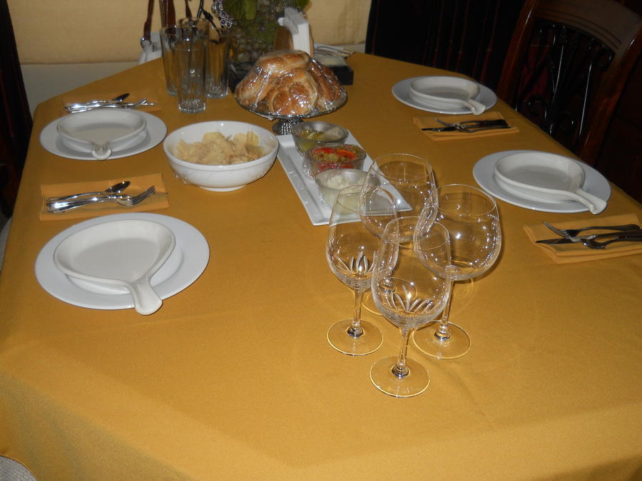 Q-view table b4 dinner 2.JPG