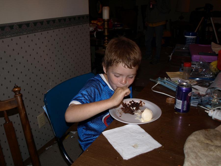 William noms on cake 10-8-2011.jpg